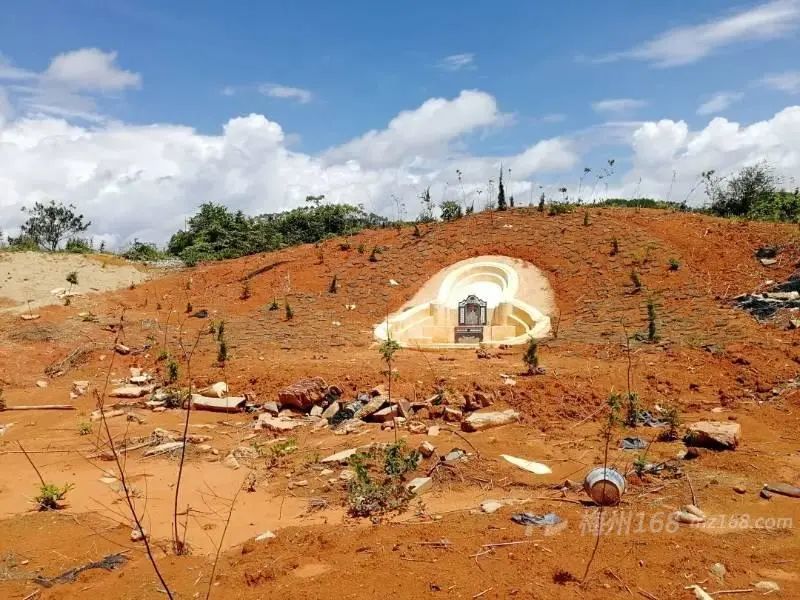 大批干部出动梅州又一处违建坟地被拆