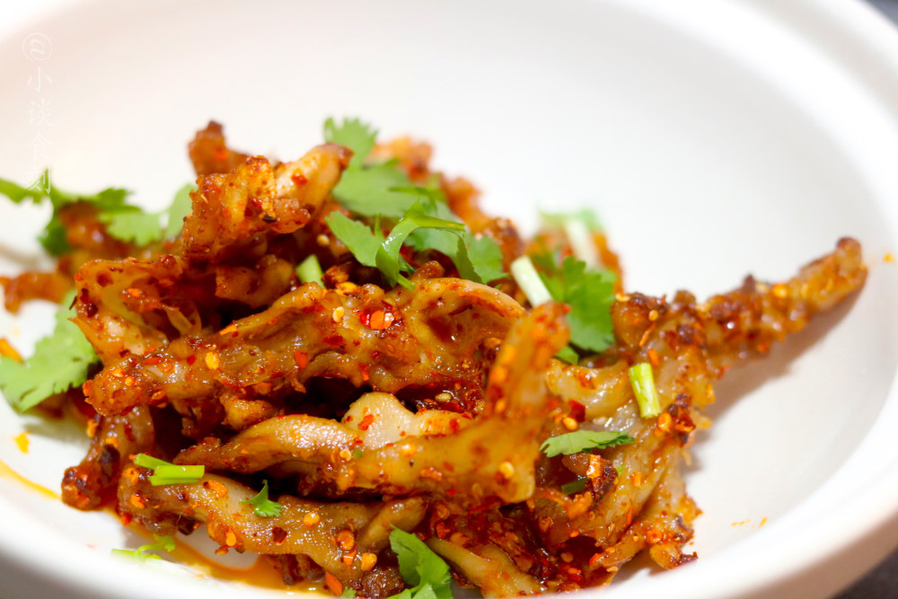 说到鸭爪的话,就只有卤味的,重来没有看到哪一家,会制作炸无骨鸭爪