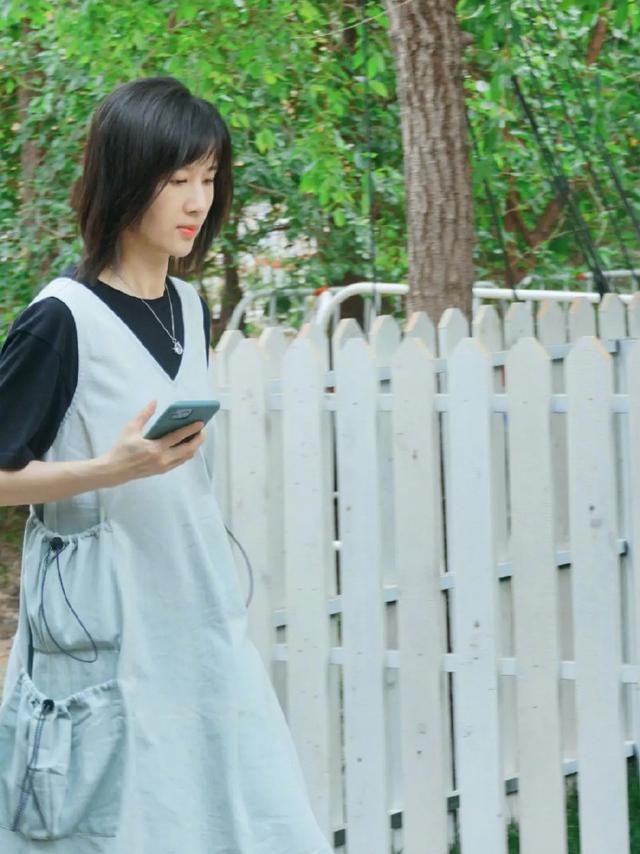 Papi酱晒合影庆祝结婚7周年 贴着丈夫胸膛小鸟依人 七年不痒 全网搜