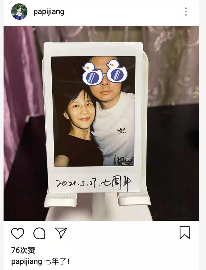 Papi酱晒合影庆祝结婚7周年 贴着丈夫胸膛小鸟依人 七年不痒 全网搜