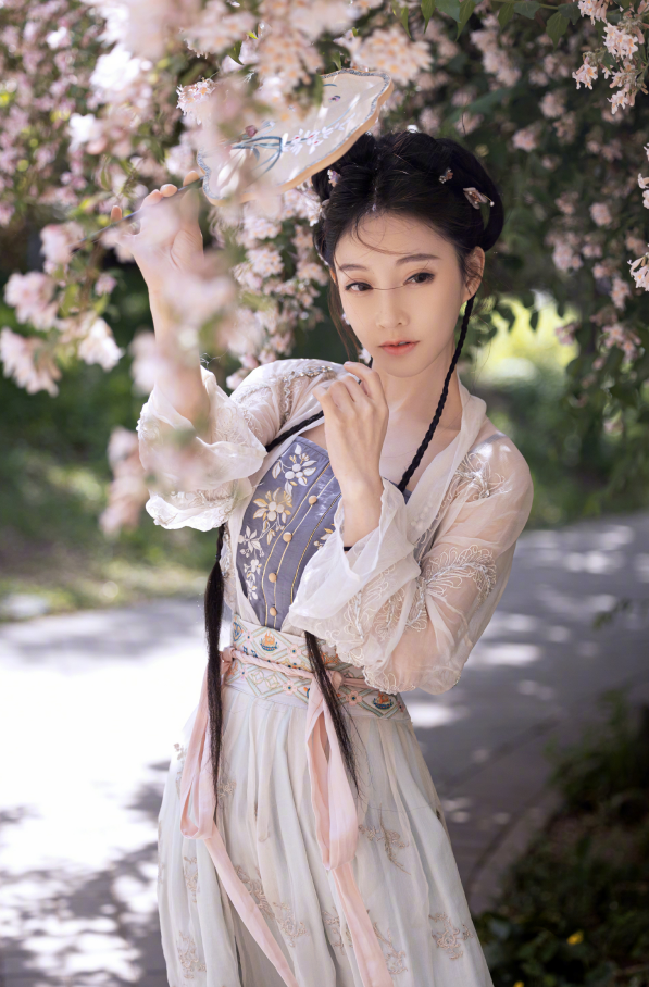 冯提莫自曝写真花絮,宋制汉服少女感十足,扎马步拍摄乐翻网友