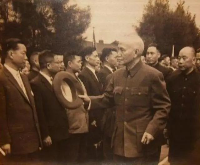 【闲谭】蒋介石溃退台湾时,胡适如果不