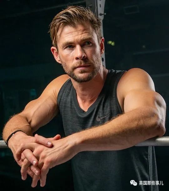 "雷神"锤哥晒亲子照却被无数网友喷身材差?"你腿太细了!小鸡腿!