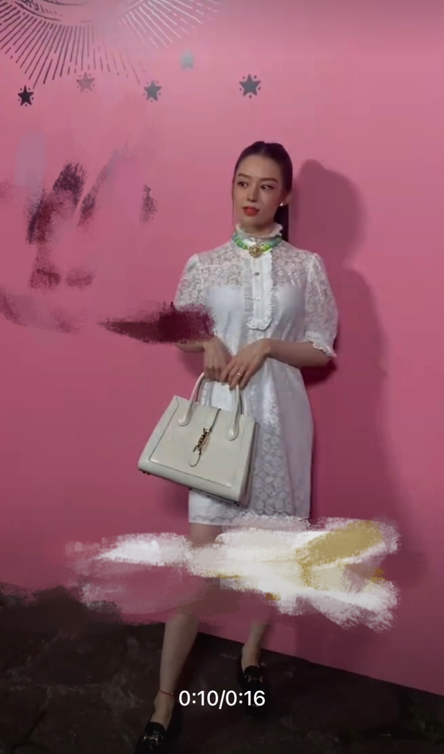 吉娜产后盛装出席时尚活动,对镜比心少女感十足,小腿纤细被赞漫画腿