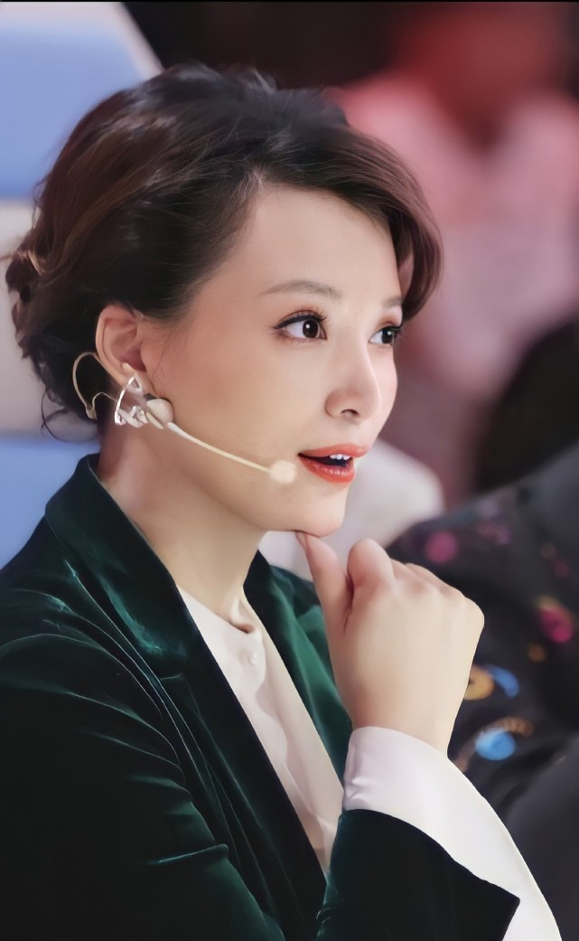 董卿录制《朗读者》第三季日夜颠倒,给粉丝手写信,泪痕斑驳很走心