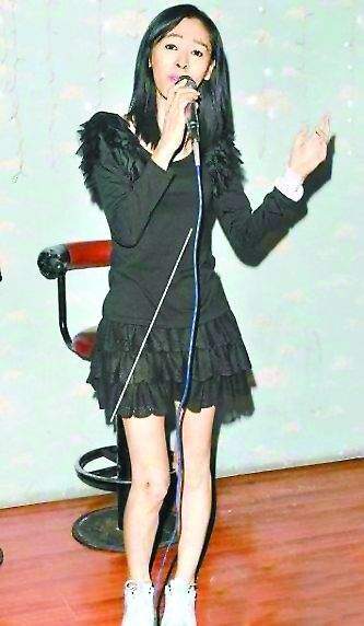 后来齐秦成名后,方美芳担心会失去齐秦,闹得很凶,感情到了没有理智的