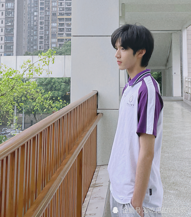 15岁刘耀文初中毕业照曝光,颜值外形太耀眼,充满青春活力