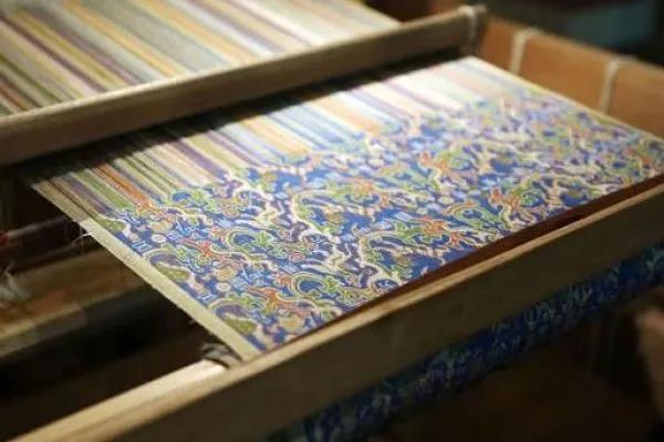 个小字外,护臂上还织有星云纹和孔雀,仙鹤,辟邪等典型汉式图案的纹样