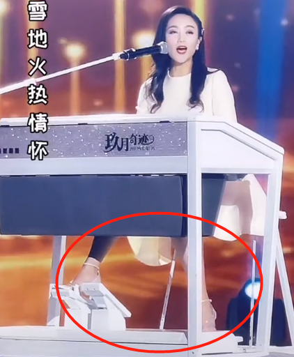 玖月奇迹王小玮大秀花腔穿高跟鞋弹琴自如皮肤白皙脚踝纤细