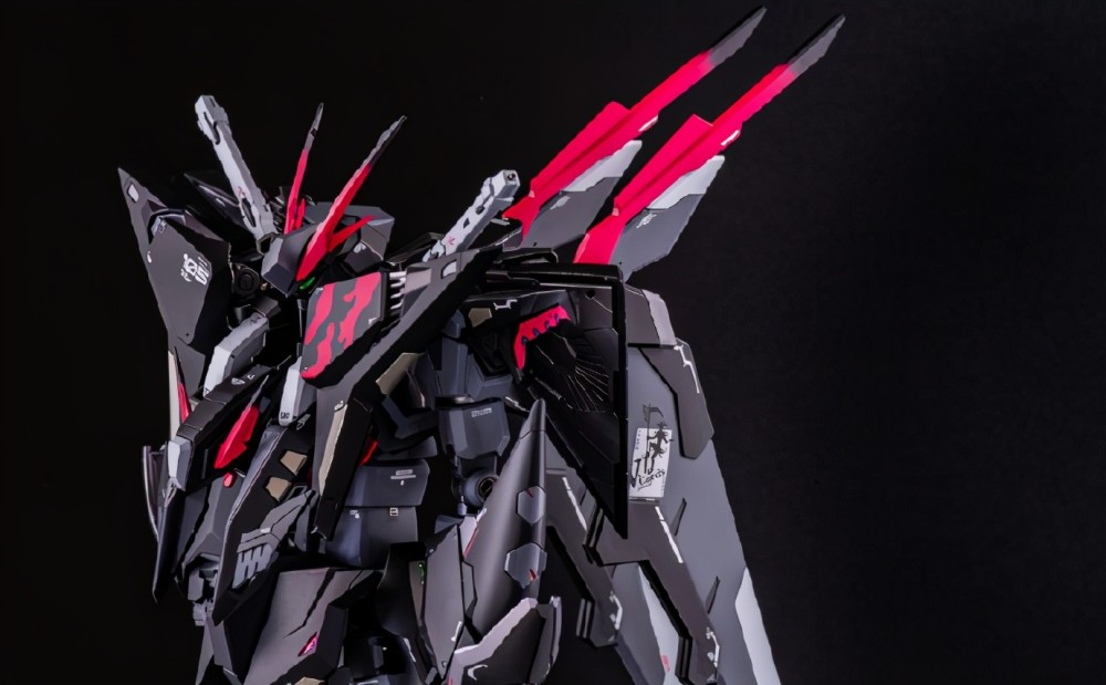 原本白色外甲的柯西高达模型进行了全方位的重涂,全身配色改成了黑色