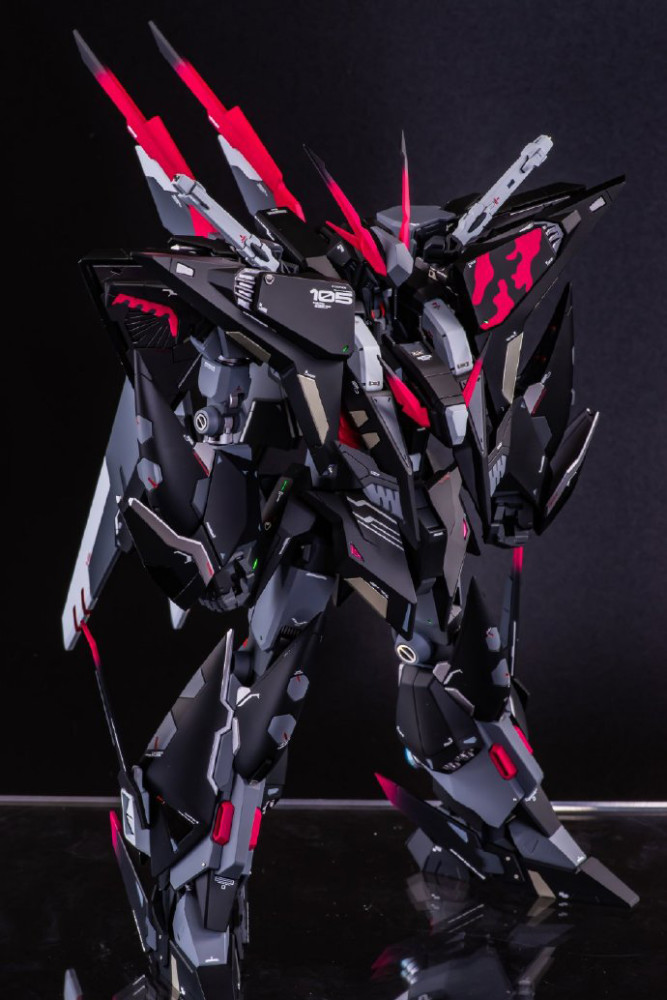 原本白色外甲的柯西高达模型进行了全方位的重涂,全身配色改成了黑色