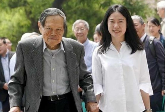 翁帆父亲接受采访时直言:女儿嫁给杨振宁是牺牲自己!_腾讯新闻