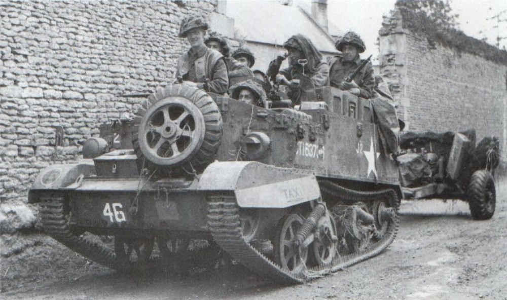 一辆满载步兵的布伦机枪车,车后还拖曳一门反坦克炮.