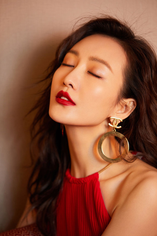 王鸥红裙写真浪漫似火 烈焰红唇妩媚性感甜笑迷人_腾讯新闻