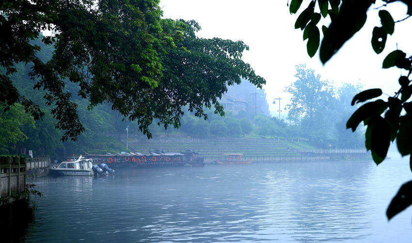 重庆荣昌万宁古镇烟雨中的水墨山水画