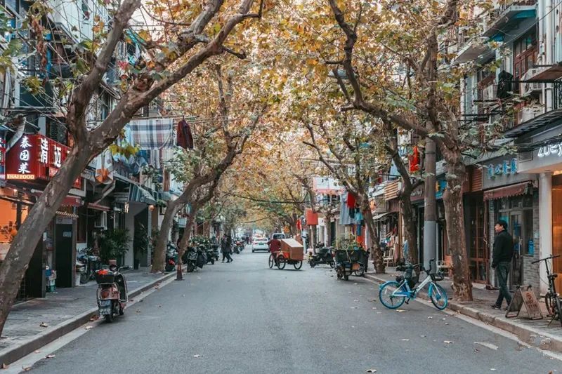 于1926年,原以旅沪英侨造船专家名命名普恩济世路,1943年改名为进贤路