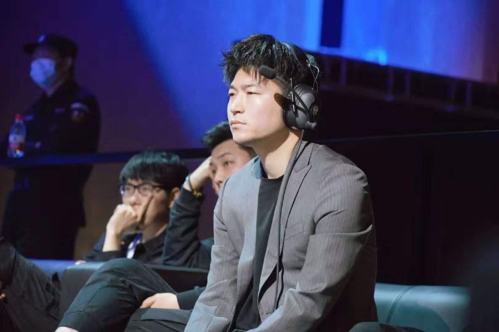 qg妖刀公然调侃老林被让三追四,30岁老大叔,老林并不生气,氛围很好