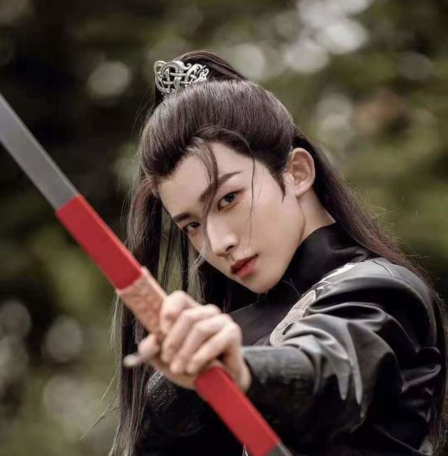 小鲜肉刘宇化浓妆被骂被指用肩垫网友笑称男版鞠婧祎