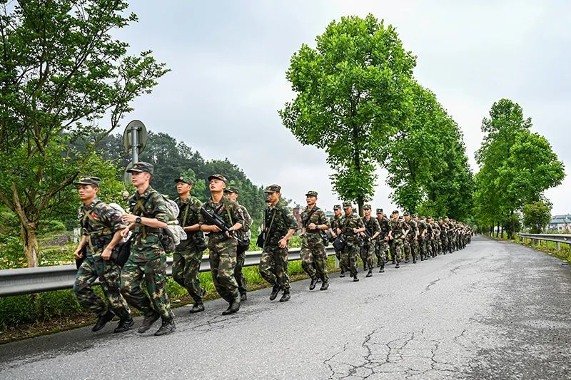 火箭军某部组织新兵战斗技能综合演练