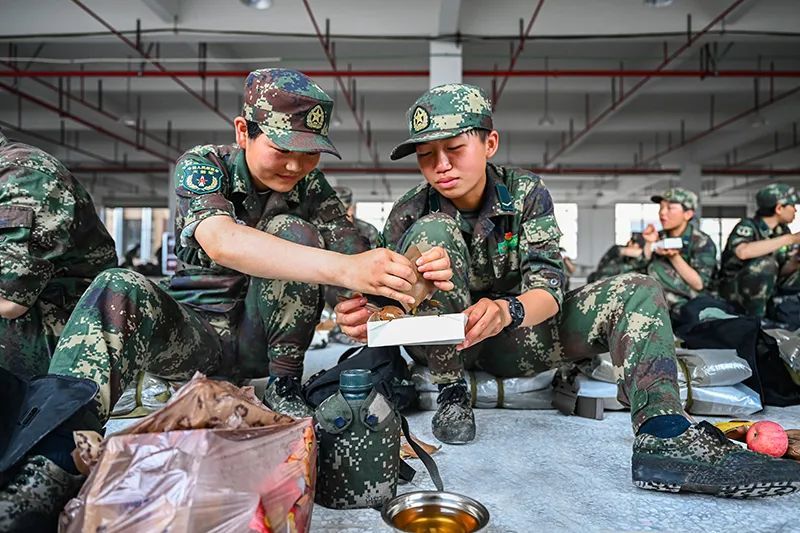 火箭军某部组织新兵战斗技能综合演练