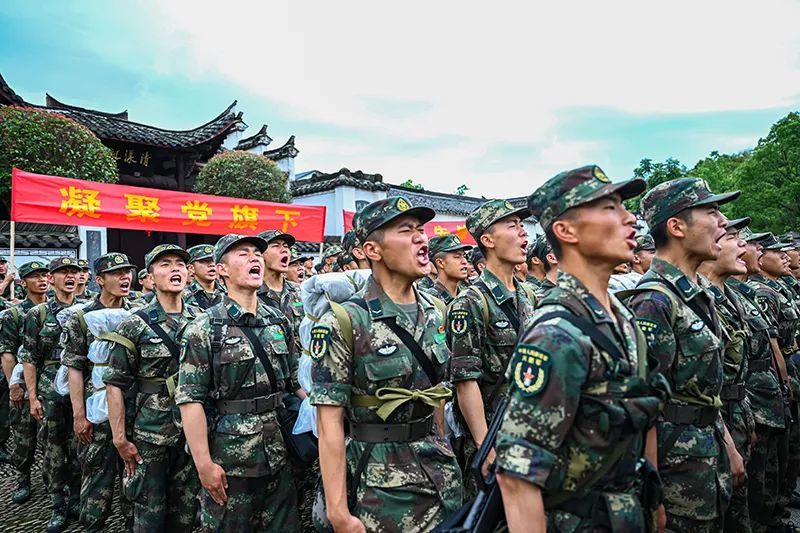 火箭军某部组织新兵战斗技能综合演练