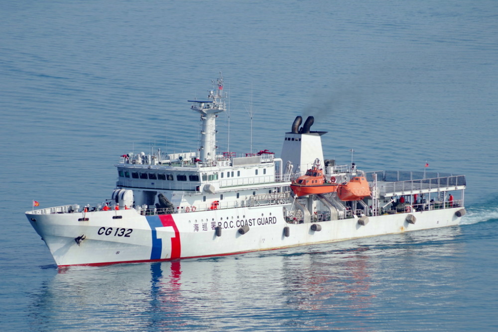 报道称,5月中旬台"海巡署"曾派遣"桃园"舰执行所谓"碧海专案",运送