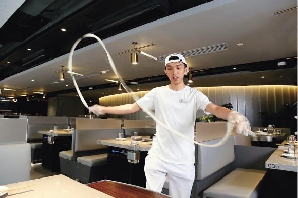 海底捞没有什么特别出名的菜品,它主打的是"服务".