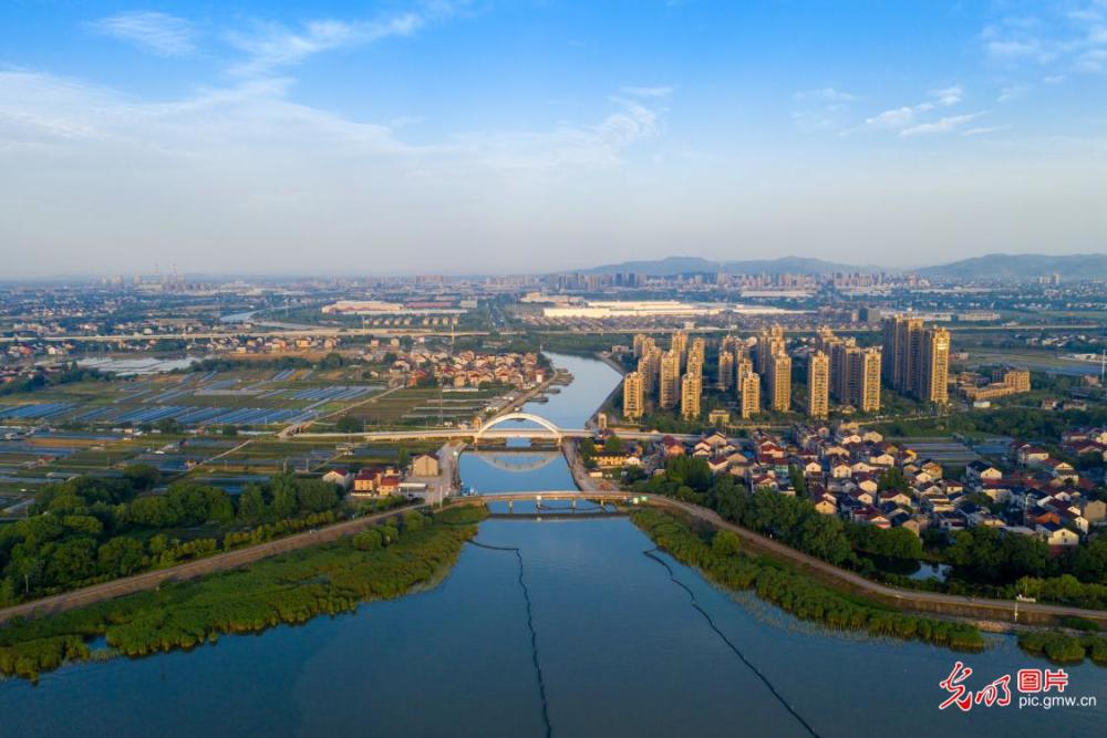 浙江长兴太湖之滨山图水影