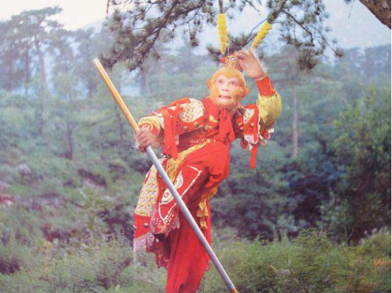 脚蹬云纹靴,一双金睛火眼似明星,真是名副其实的翩翩美猴王