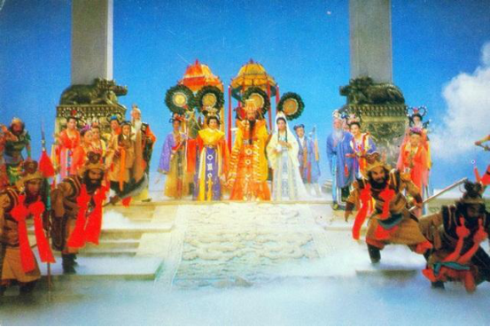 86版西游记中孙悟空大闹天宫,无人能敌,强闯南天门,打进凌霄宝殿,把