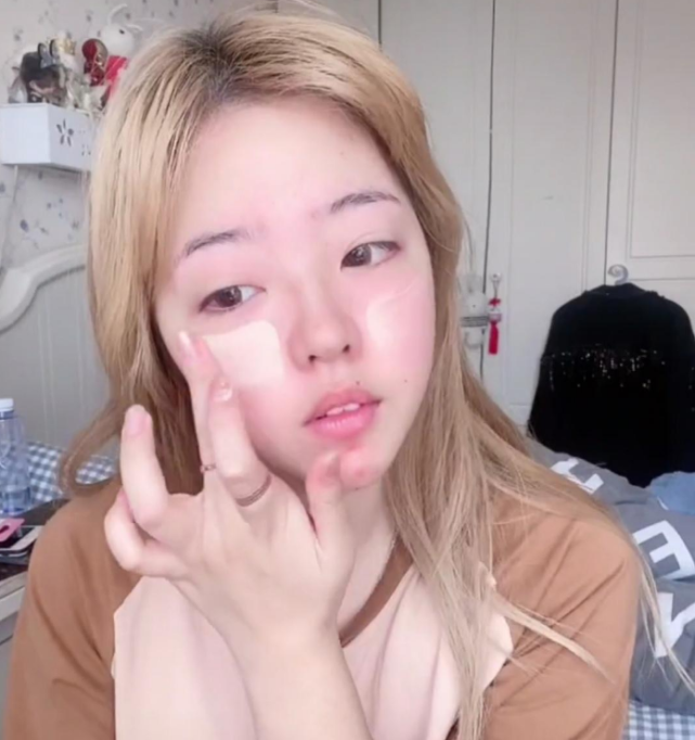 从正面看有种虎背熊腰的感觉,相比较之下旁边的万小七就很瘦了,有些