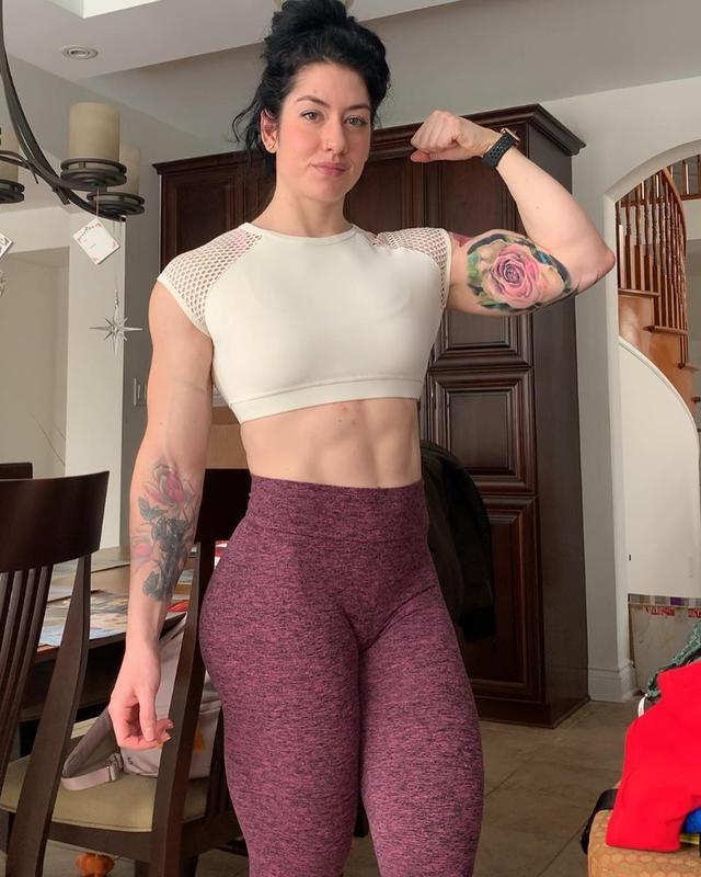 前凸后翘加拿大美女硬拉210公斤做组六块腹肌令人羡慕