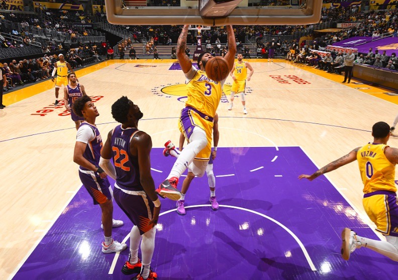 nba NBA卫冕冠军拒逆转！詹眉轰55分，全场狂欢庆祝，布克被驱逐