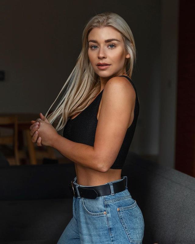 英格兰美女从受人嘲笑转变为比基尼冠军健身果然可以整容