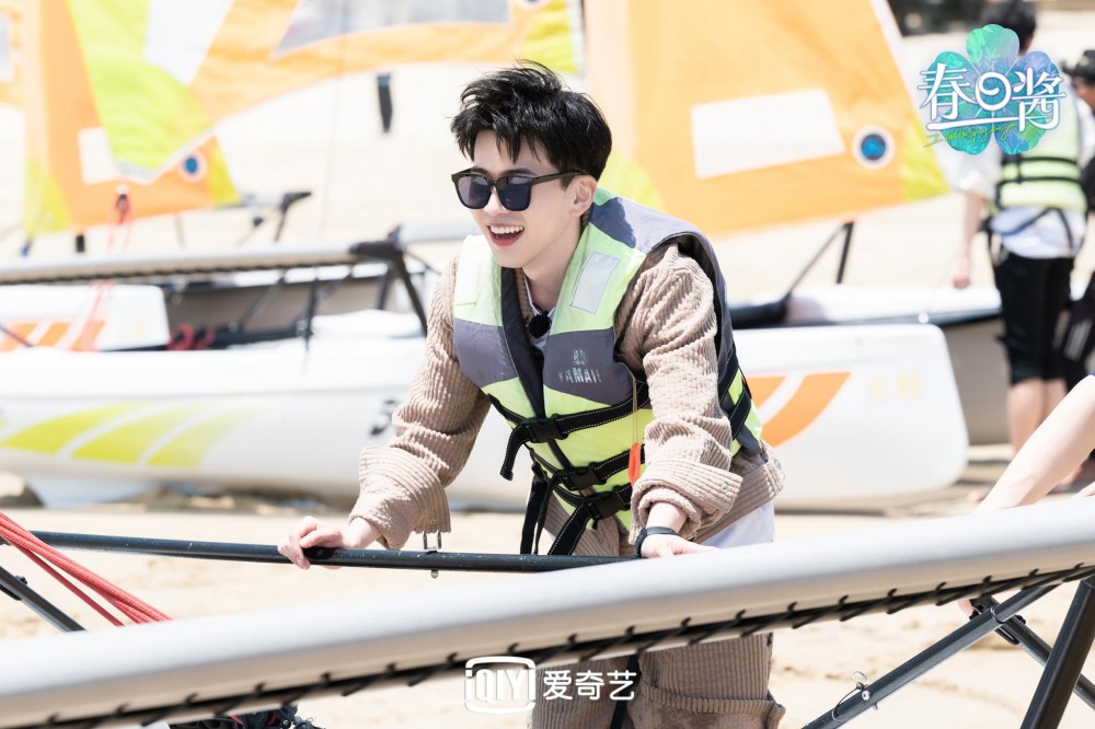 《春日酱》费启鸣遇涨潮大秀水上漂,胡春杨帆船比拼