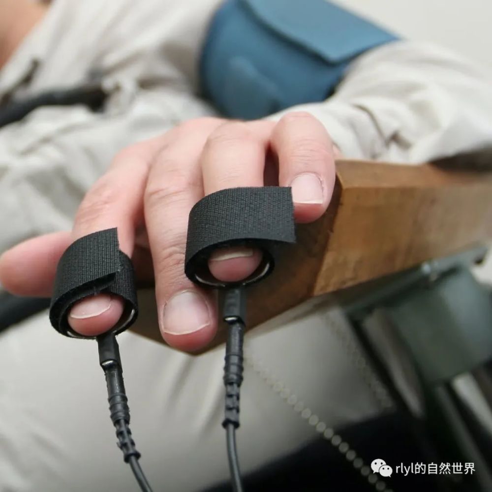你不知道的事人能骗过测谎器吗男子试图踩图钉平衡紧张感