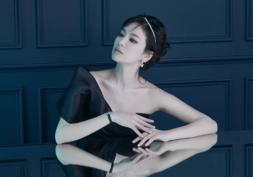 根据美国杂志《womens wear daily》的相关报道,关于宋慧乔2月份的某