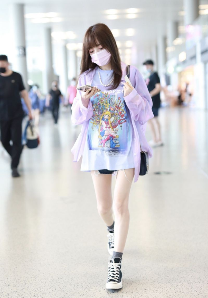 李小璐身穿卡通t恤秀漫画腿清纯感好强真不怪男人心动