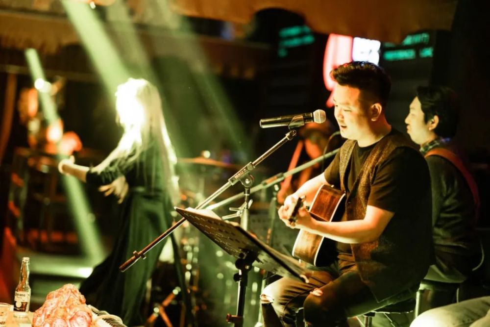 江湖乐队江湖酒吧于2008年12月6日开业小松:本名谢松,云南曲靖人,丽江