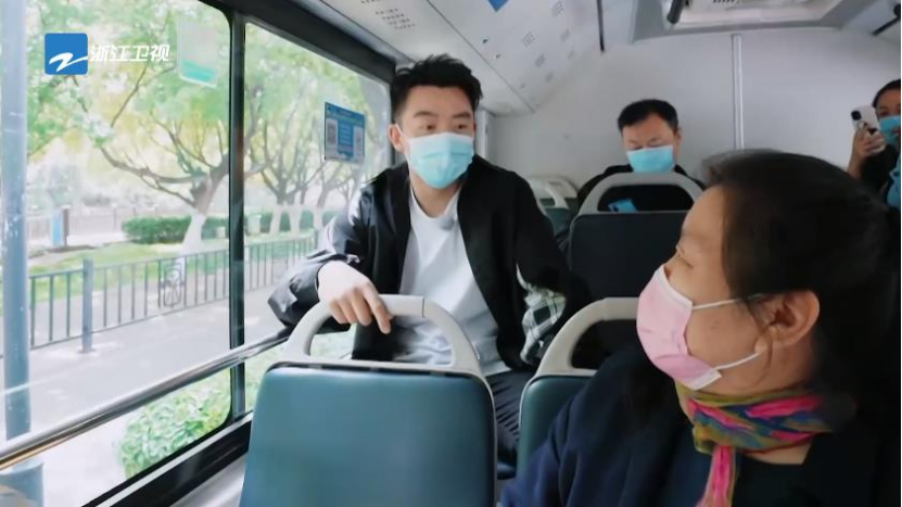 一个人坐公交车:于是,落单的郑恺就此开展一场追妻之旅.