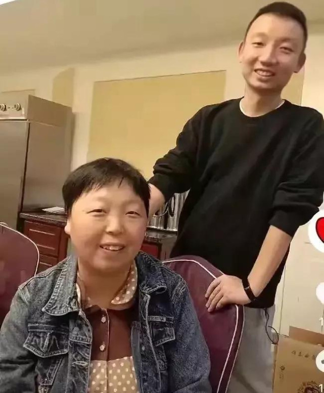 杜新枝做出回应,称为了证明自己的清白,哪怕是爬也