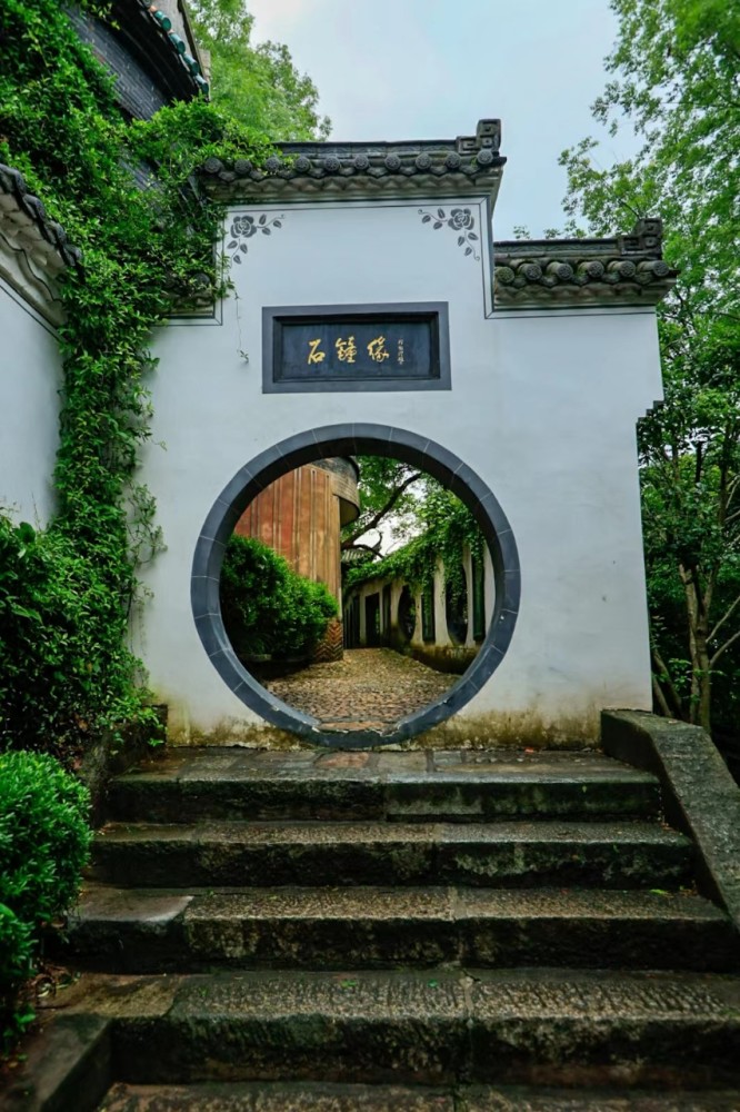 石钟山,位于江西省九江市湖口县城区,长江与鄱阳湖交汇处