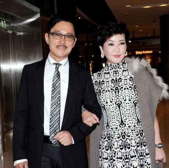 谢贤被黑帮追砍邓光荣都束手无策妻子狄波拉深夜敲开赌王的门