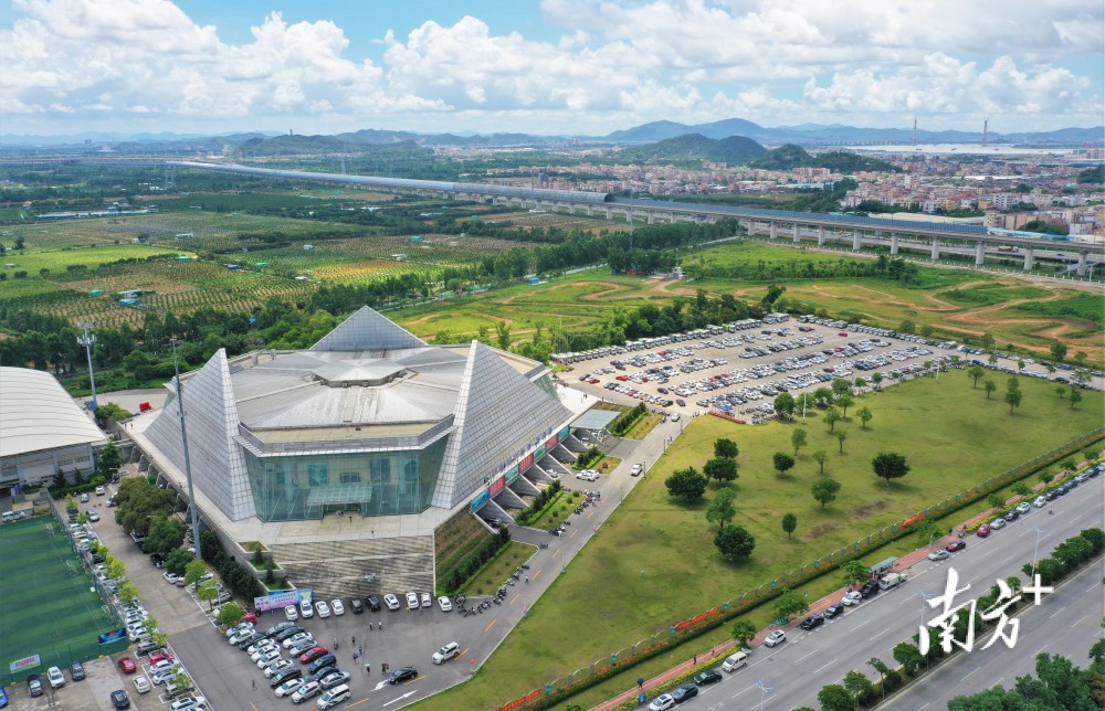 视频接种人数破万创新高新会体育馆疫苗接种秩序井然