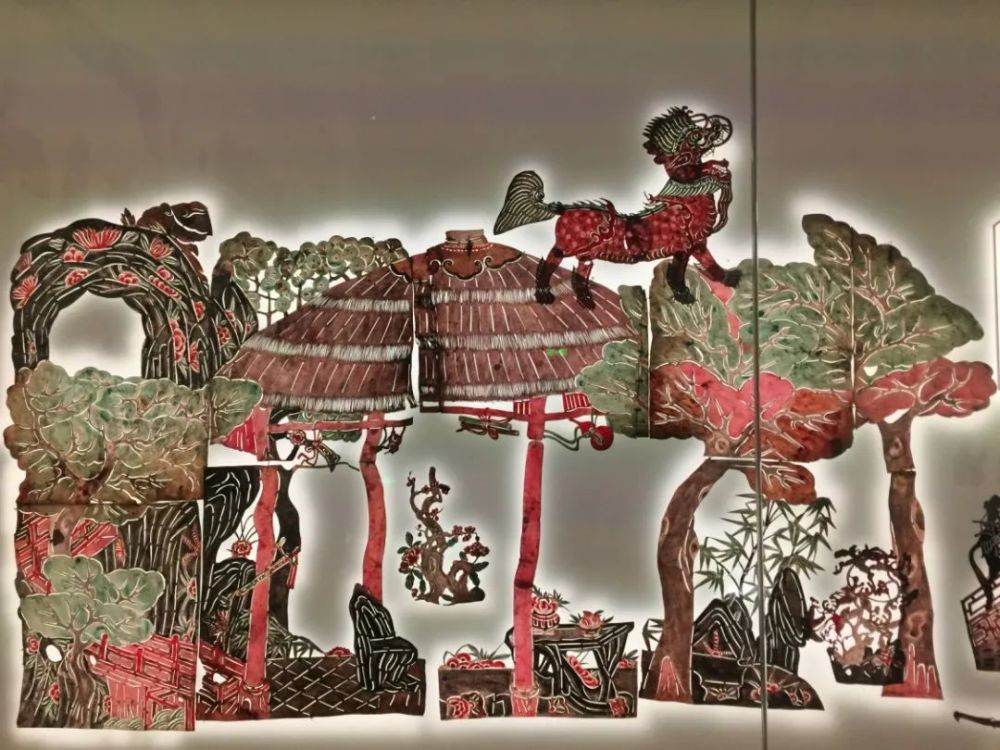 抛弃传统皮影戏中人物,房子,动物这些固化的具象,张洁璐保留了其多彩