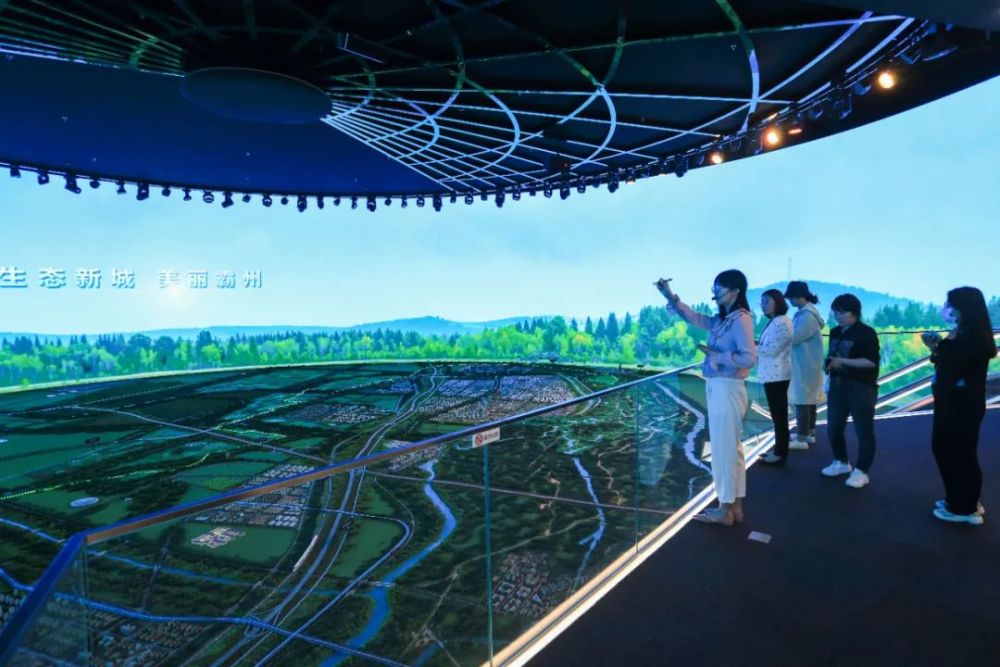 媒体记者参观霸州规划馆.