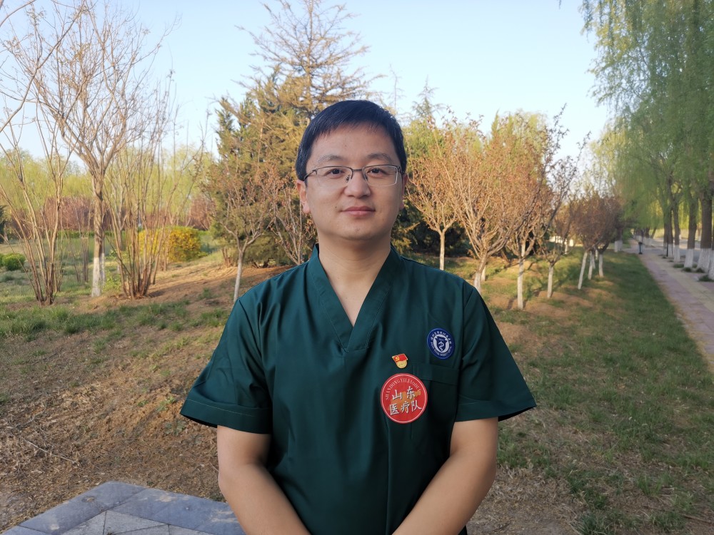 从初出茅庐的青涩医生到独当一面的科室副主任,13年来,李洪波爱岗敬业