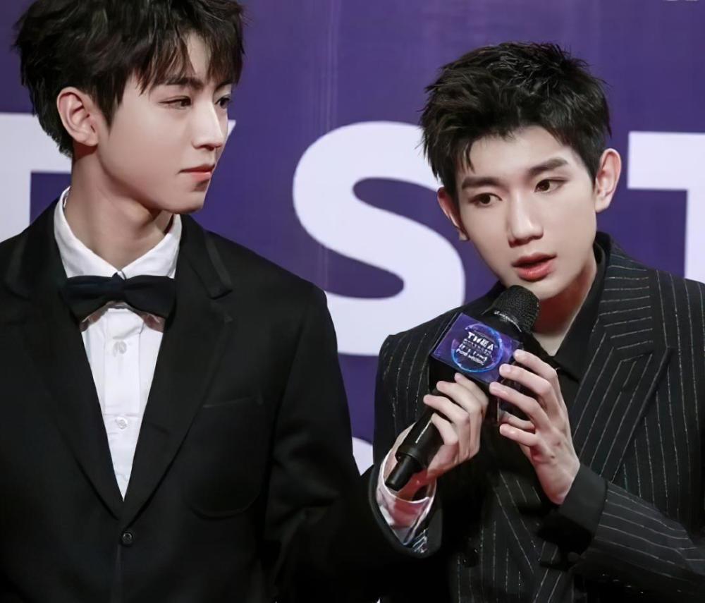 王源终于和王俊凯发糖点赞粉丝p图合照对视太甜凯源是真的