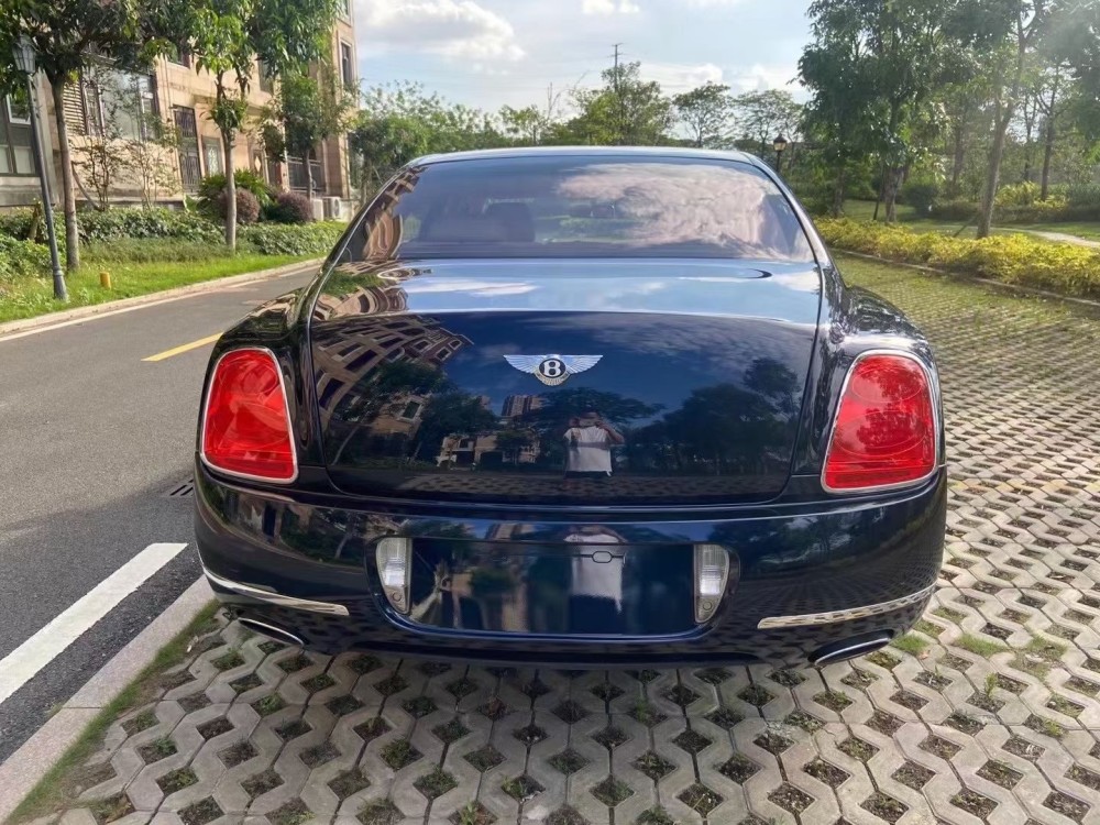 价格不菲的宾利飞驰12款二手车售价29万掉价百万