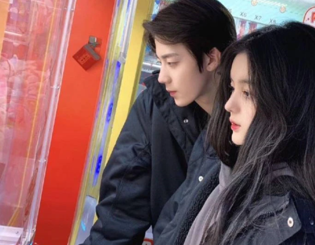 吴亦凡疑似恋情曝光,包场带女生看电影,女方身份被扒不简单!